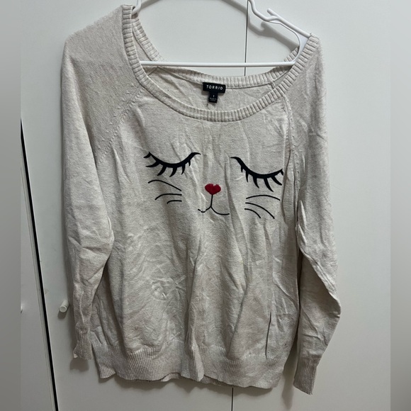 Cat face sweater. - Picture 1 of 2